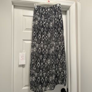 Small maxi skirt, black and white geometric